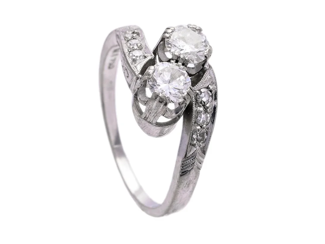 RING, 18K vitguld, 2 briljant- och 6 åttkantslipade diamanter ca 0,75 ctv, ca TW-TCr/VS-SI, stl 17,25 mm, vikt 4,3 g, flera diamanter med nagg och skador. — Smycken/Ring — Kaplans