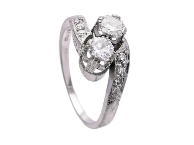 RING, 18K vitguld, 2 briljant- och 6 åttkantslipade diamanter ca 0,75 ctv, ca TW-TCr/VS-SI, stl 17,25 mm, vikt 4,3 g, flera diamanter med nagg och skador.