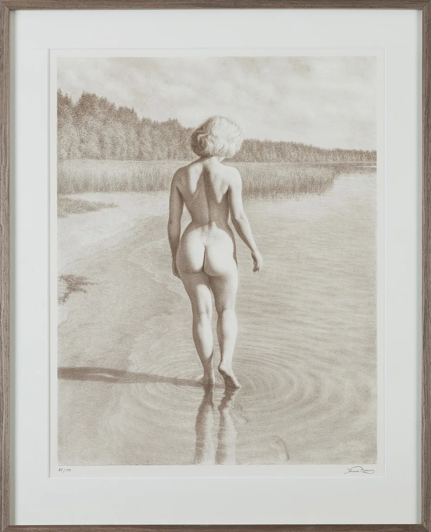 ANDERS OLSSON (FÖDD 1953). EFTER. Kvinna vid strandkant, offsetlitografi, signerad och numrerad 28/100. — Photography — Stockholms Auktionsverk Magasin 5