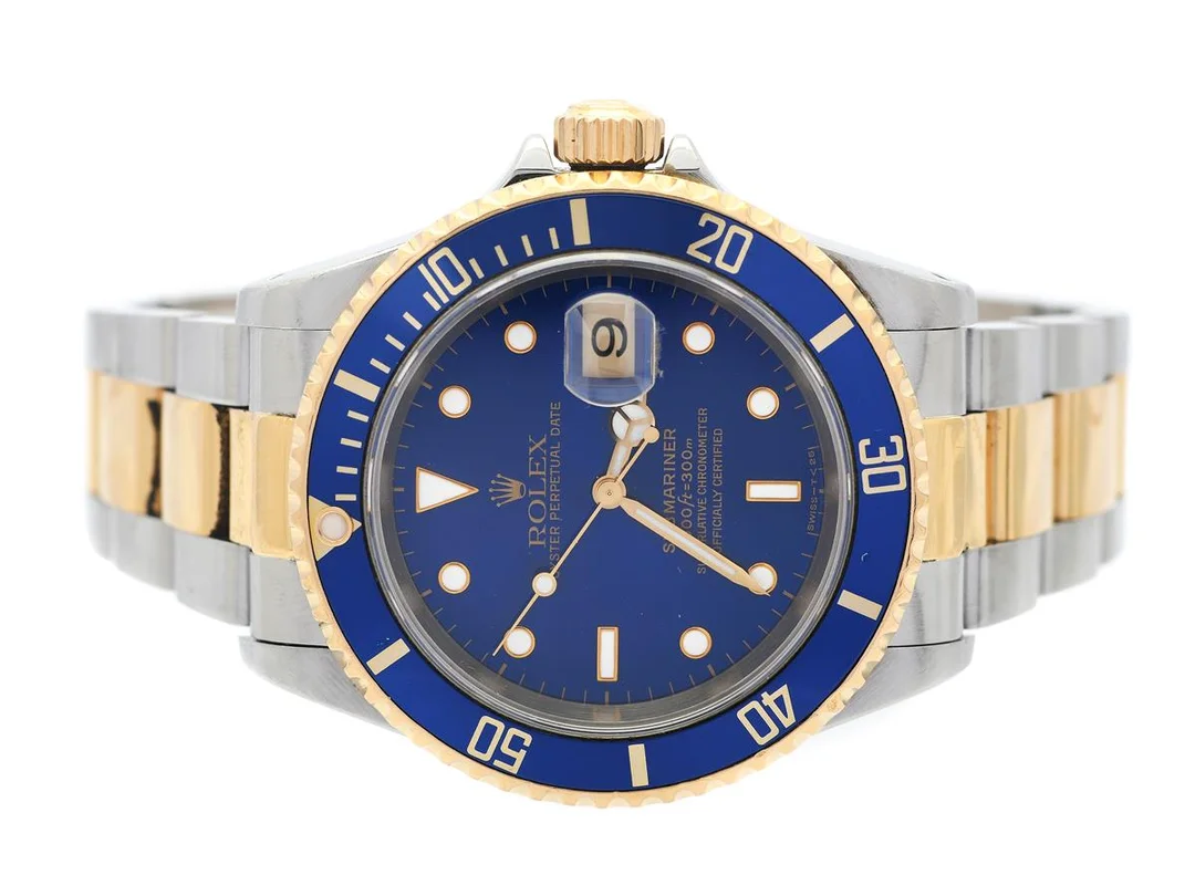 ROLEX, Oyster Perpetual Date, Submariner (1000ft=300m, Swiss-T<25), Chronometer, Ref nr. 16613, Serie nr. U142627, Cal 3135, Verk nr. 7705789, Boett nr. 16610, herrur, 40 mm, stål/guld, automatisk, safirglas, datum, defekt (akut servicebehov), utbytt iläggsring, Fliplocklänk, viklås (2004, stål), Ref nr. 93153-18-S-CL6/401 B, cert, maj 1998, box, ytterkartong. — Klockor/Rolex — Kaplans