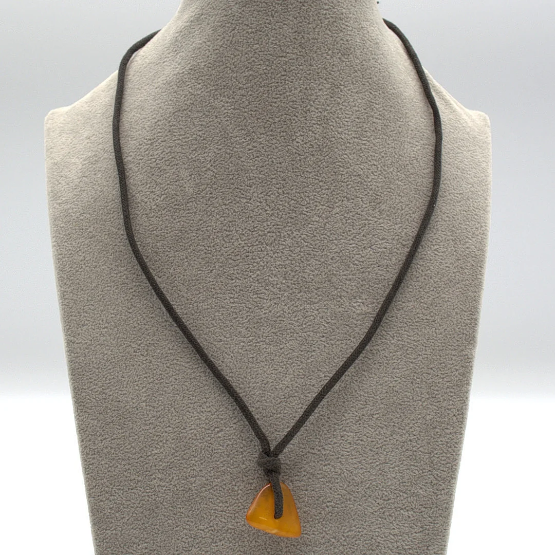 VINTAGE COLLIER, BERNSTEIN CABOCHON, GESCHLIFFEN, AN LEDERBAND 20. JAHRHUNDERT. — Necklace — Kunst- und Auktionshaus Kleinhenz