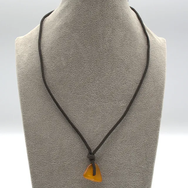 VINTAGE COLLIER, BERNSTEIN CABOCHON, GESCHLIFFEN, AN LEDERBAND 20. JAHRHUNDERT.