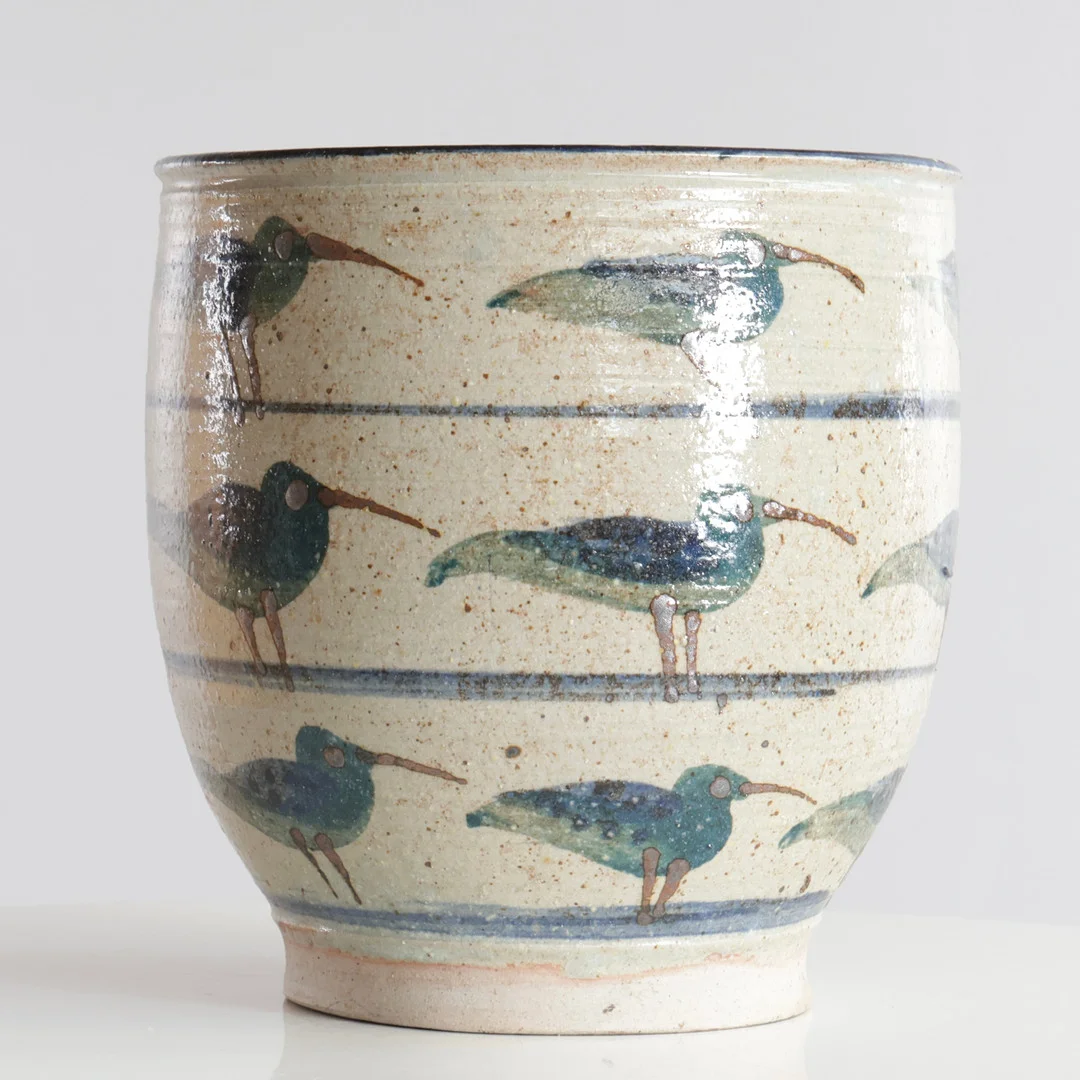 BIRGIT KROGH (F. KØBENHAVN 1937, D. 2023). Vase af glaseret stentøj, dekoreret med håndmalede fugle og blå horisontale linjer. Signeret i bunden, Eget værksted. Unik. — European — Woxholt Auktioner