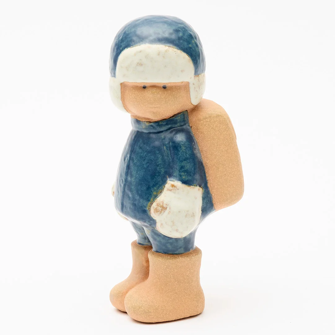 LISA LARSON. Figurin, "Skolpojken", ur serien "Barn & Barnbarn", Gustavsberg. — European — Uppsala Auktionskammare