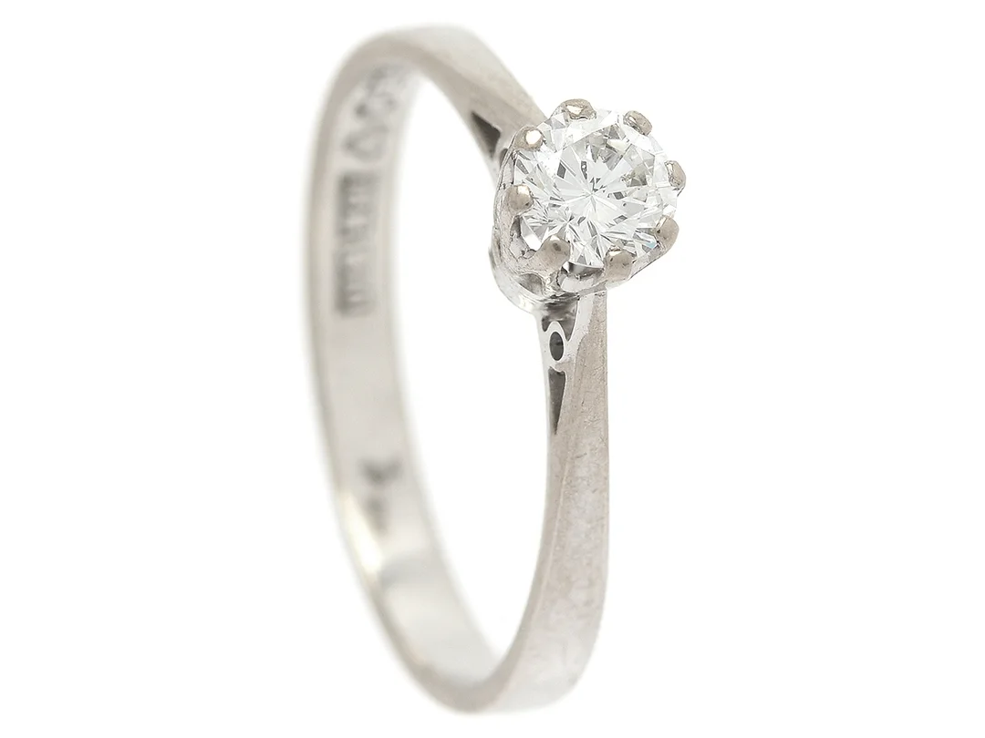 ENSTENSRING, 18K vitguld, briljantslipad diamant 0,31 ct enligt gravyr, ca TW/SI, Ge-Kå Rolf Kaplan, Stockholm 1976, stl 17,25 mm, vikt 2,3 g. — Smycken/Enstensring — Kaplans