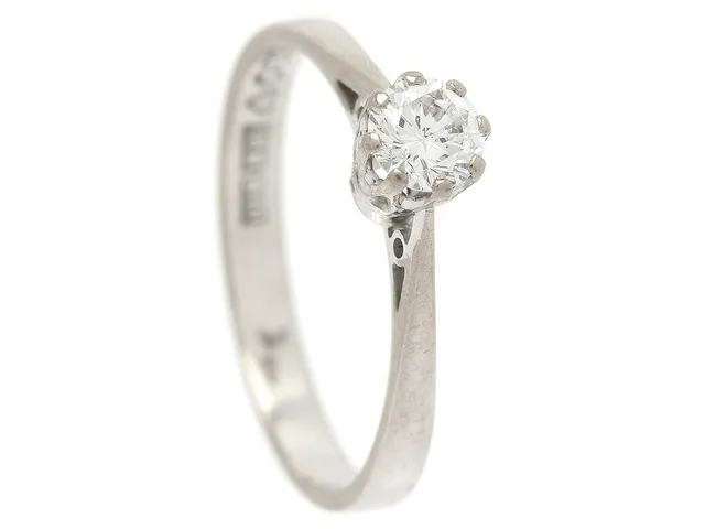 ENSTENSRING, 18K vitguld, briljantslipad diamant 0,31 ct enligt gravyr, ca TW/SI, Ge-Kå Rolf Kaplan, Stockholm 1976, stl 17,25 mm, vikt 2,3 g.
