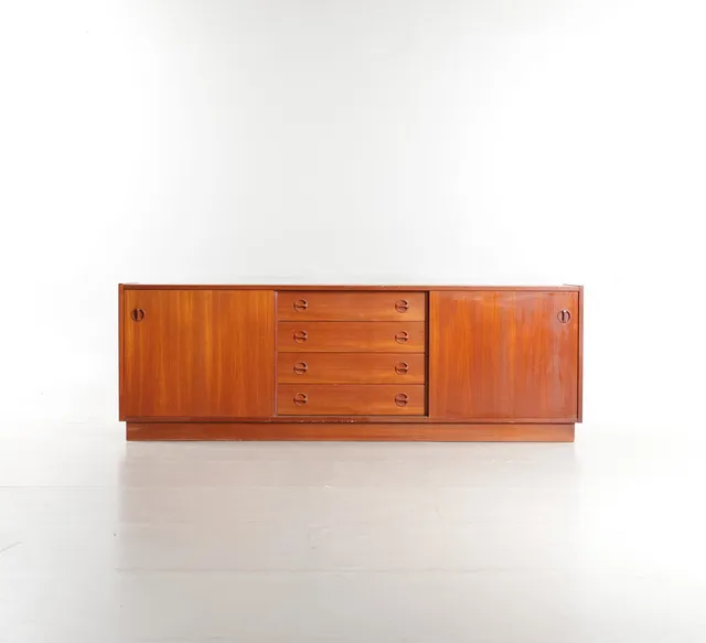 DANSK MØBELDESIGN. Lav skænk af teak, front med skydelåger og skuffer. Danmark, 1960'erne.