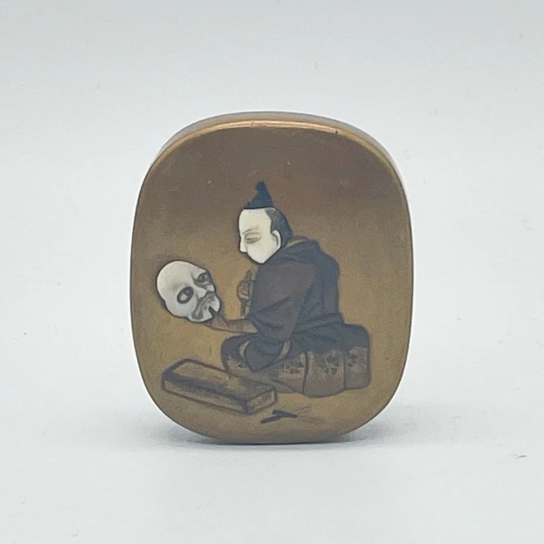 MINIATUR DOSE, MANN SCHAUT AUF NOH MASK, LACKIERT, BEIN UM 1900, JAPAN. — Asiatica — Kunst- und Auktionshaus Kleinhenz