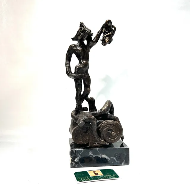 SALVADOR DALÍ. Perseo, escultura en bronce con base de mármol. 684/1000.