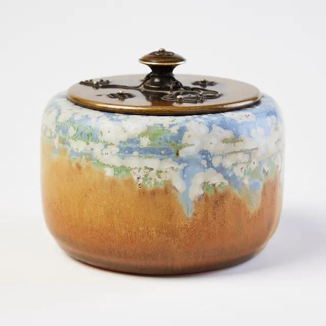 PATRICK NORDSTRÖM. Burk med bronslock, Den Kongelige Porcelainsfabrik, Danmark 1918, stengods, glasyr i brunt, ljusblått, och ljusgrönt.