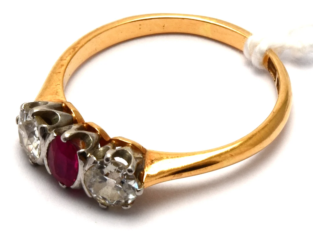 Ring 18K 3,5g Ø18½ med röd sten och gammelslipade diamanter 2xca0,40ct — Smycken/Ring — Kaplans