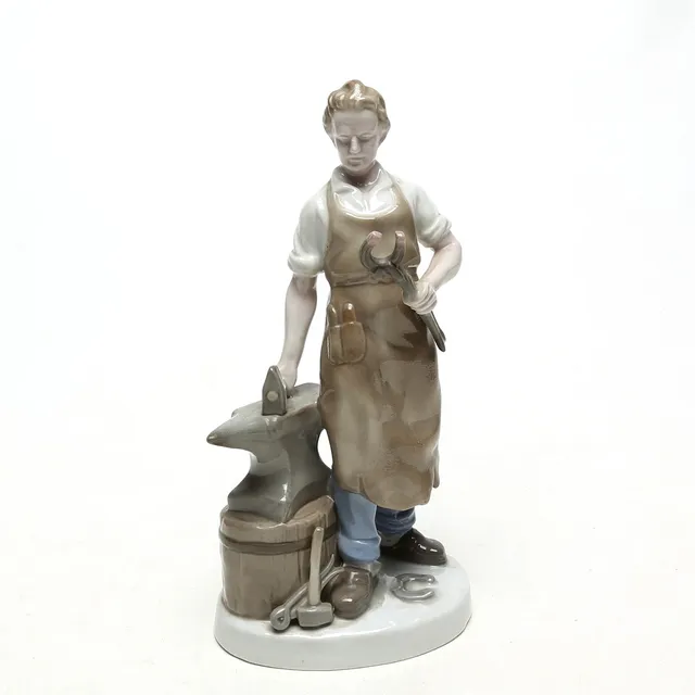 SMEDFIGUR, porslin, Östtyskland.