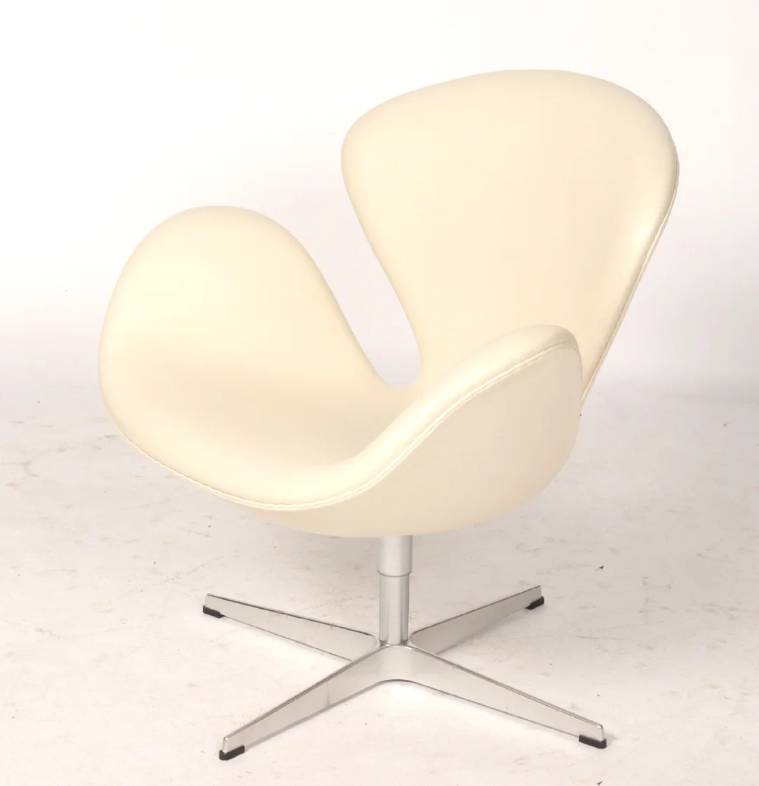 Arne Jacobsen. 'Swan' in white leather, model 3320, Brown label 2013 — Furniture/Lounge chairs — Lauritz