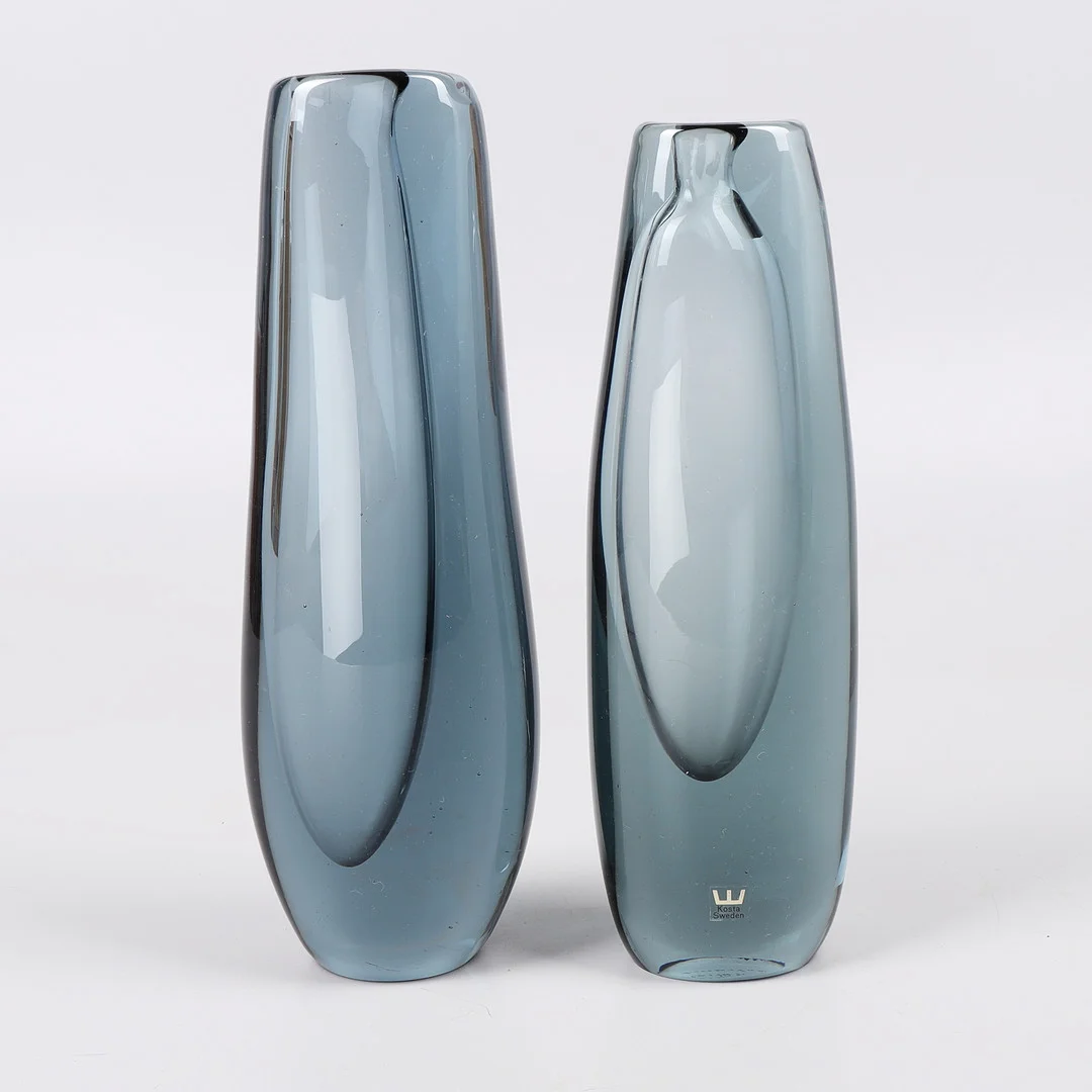 VICKE LINDSTRAND. Vaser, 2 st, glas, Kosta, signerad. — Utility glass — Växjö Auktionskammare