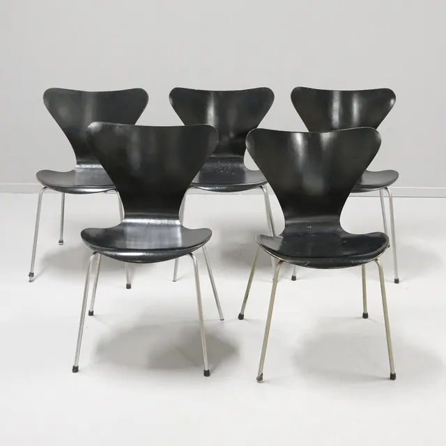 ARNE JACOBSEN. STOLAR, "SJUAN", FRITZ HANSEN, FEM STYCKEN, 1960/70-TAL.