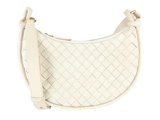 BOTTEGA VENETA, VÄSKA, Gemelli, benvitt Intrecciato läder, guldfärgade beslag, 26x15x4 cm, justerbar axelrem, dustbag, slitage på kanter. Good Condition.