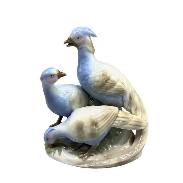 ART DÉCO PORZELLANFIGUR VON EINER VOGELFAMILIE.