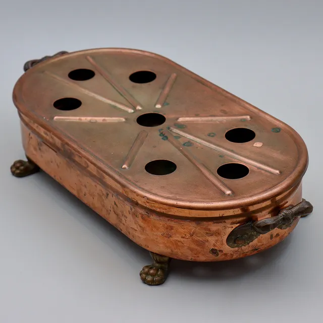 ÄLDRE OVALT VÄRMEFAT I KOPPAR "CHAUFFE PLAT", HANDTAG OCH TASSAR I MÄSSING, 1900-TAL.