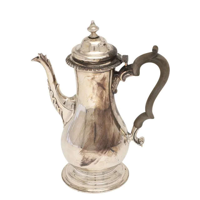 AN EDWARDIAN SILVER COFFEE POT.