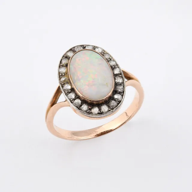AN OPAL AND DIAMOND CLUSTER RING.