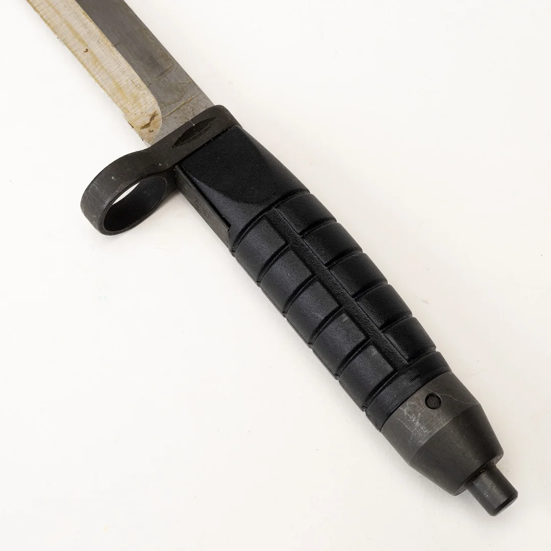 KNIVBAJONETT, m/1965, Sverige, för AK4, med balja av konstharts. — Edged weapons — Auktionshuset Kolonn