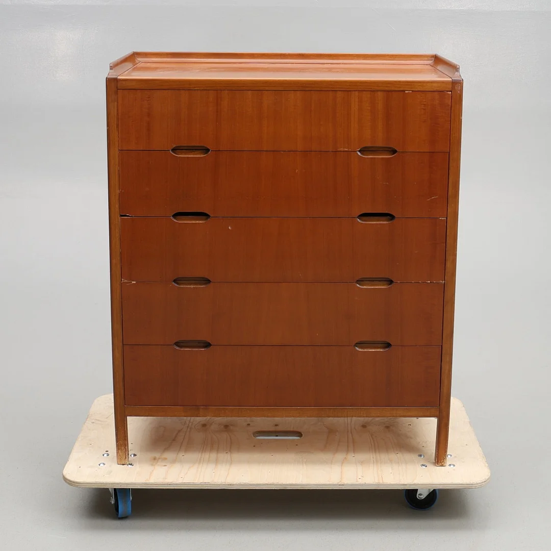 BYRÅ. Teak, runt 1900-talets mitt, Förenade Möbler, Linköping. — Chests of drawers — Gomér & Andersson Jönköping