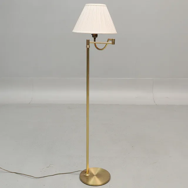 GOLVLAMPA med textilskärm, mässing, EWÅ, Värnamo.