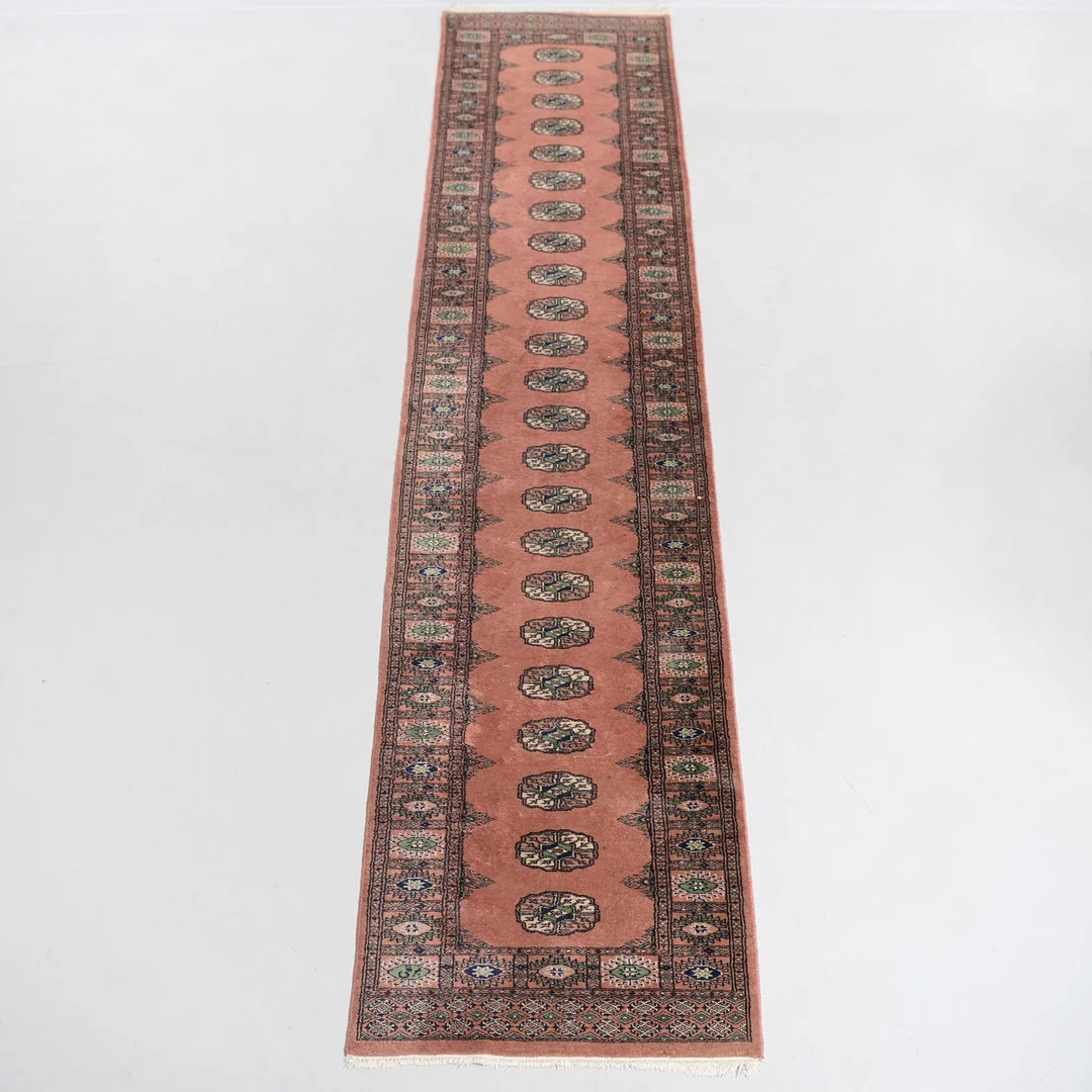 GALLERIMATTA, Bochara, 390 x 81 cm. — Oriental Carpets & Textiles — Formstad Auktioner
