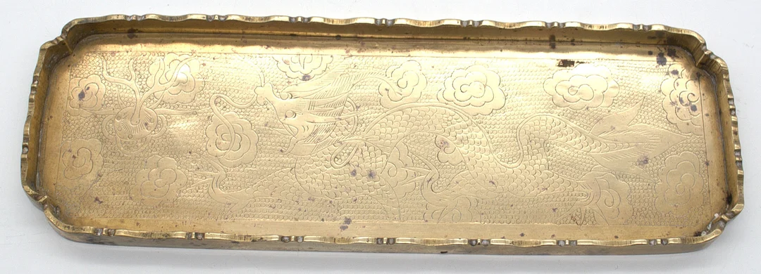 CHINESISCHES MESSING-TABLETT MIT DRACHENMOTIV, UM 1900. — Bronzes — Kunst- und Auktionshaus Kleinhenz