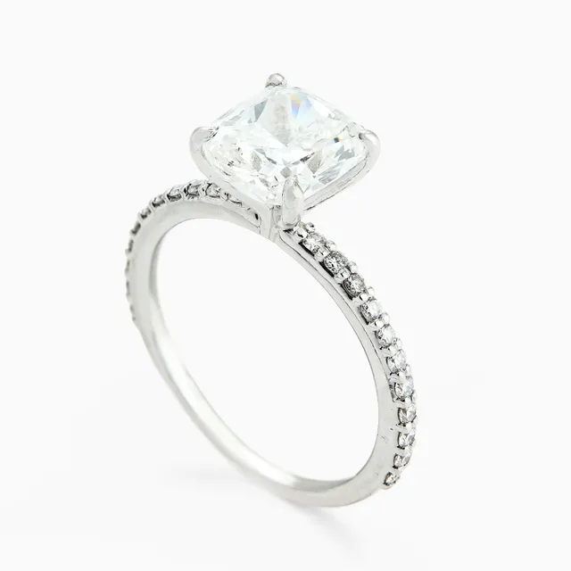 Ring med en cusion-cut diamant — Ring med en cusion-cut diamant