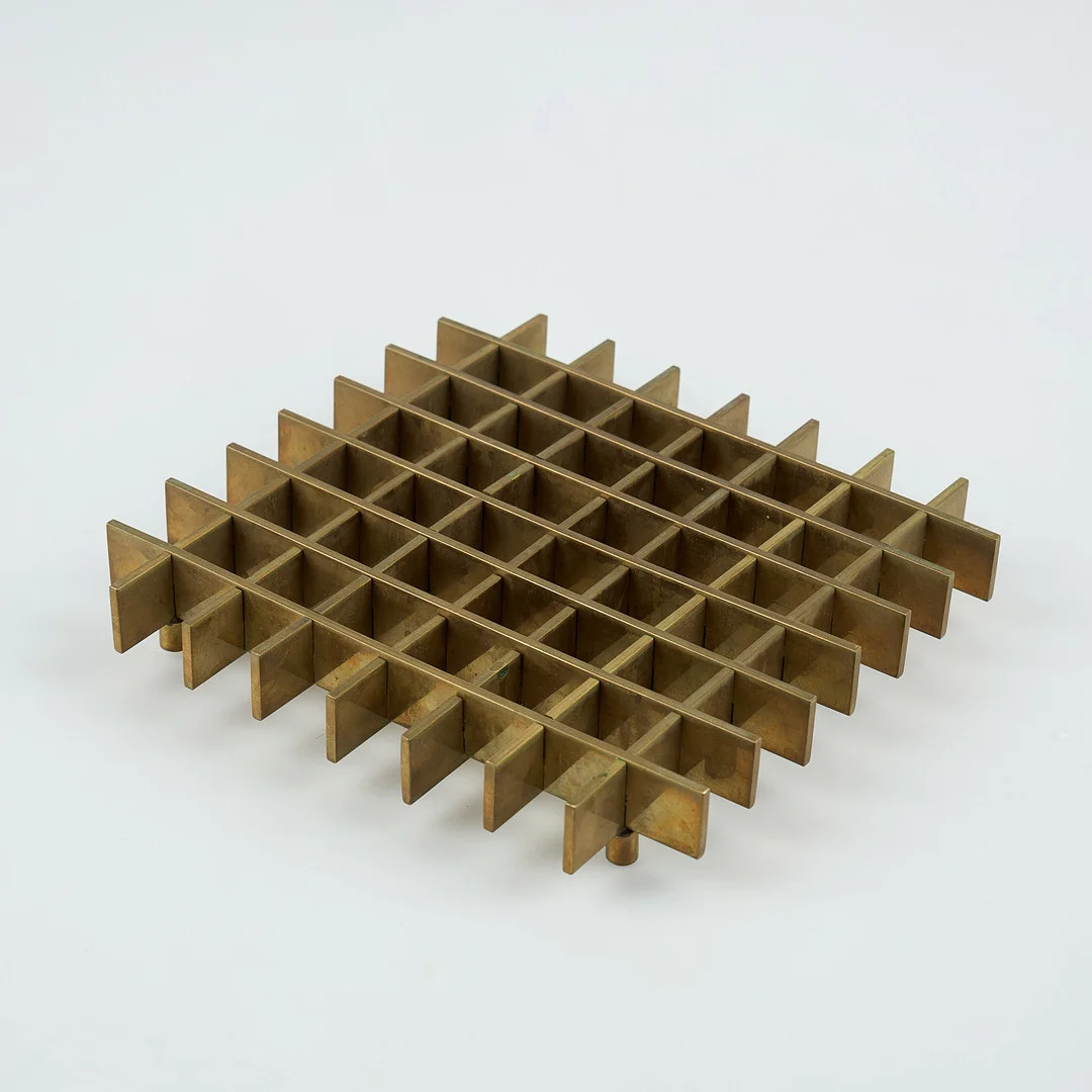 MAIJA HEIKINHEIMO. Ljusstake, Valaistustyö Ky, för Artek, 1960-tal. — Pewter, Brass & Copper — Stockholms Auktionsverk Helsinki