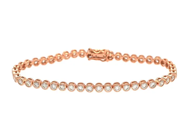 TENNISARMBAND, 18K roséguld, 46 briljantslipade diamanter ca 4,17 ctv, ca TW-Cr/VVS-VS, längd 17,5, vikt 10,4 g, några diamanter med mindre nagg på kuletten.