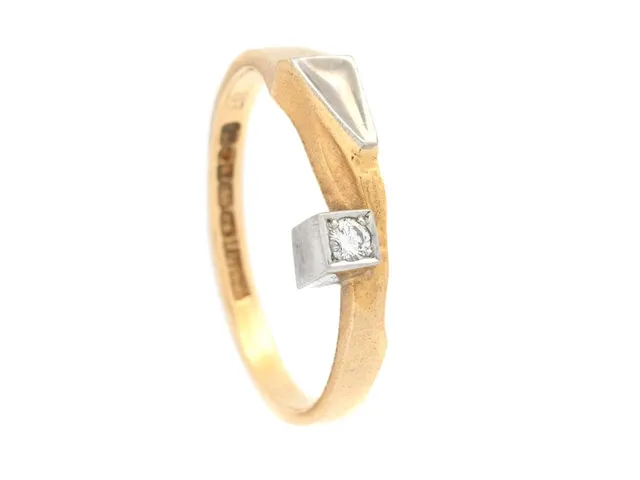 LAPPONIA, ring, 18K guld/platina, briljantslipad diamant 0,03 ct enligt gravyr, Finland 1980, stl 16,75 mm, vikt 2,5 g.
