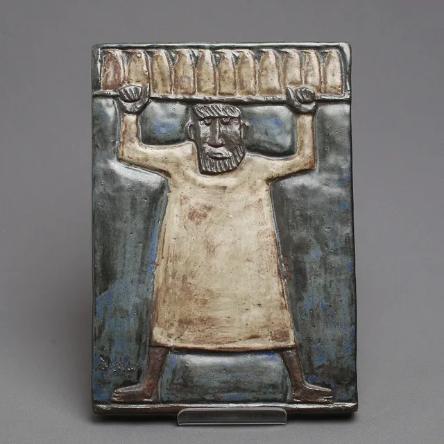 ÅKE HOLM. Relief, stengods, signerad.