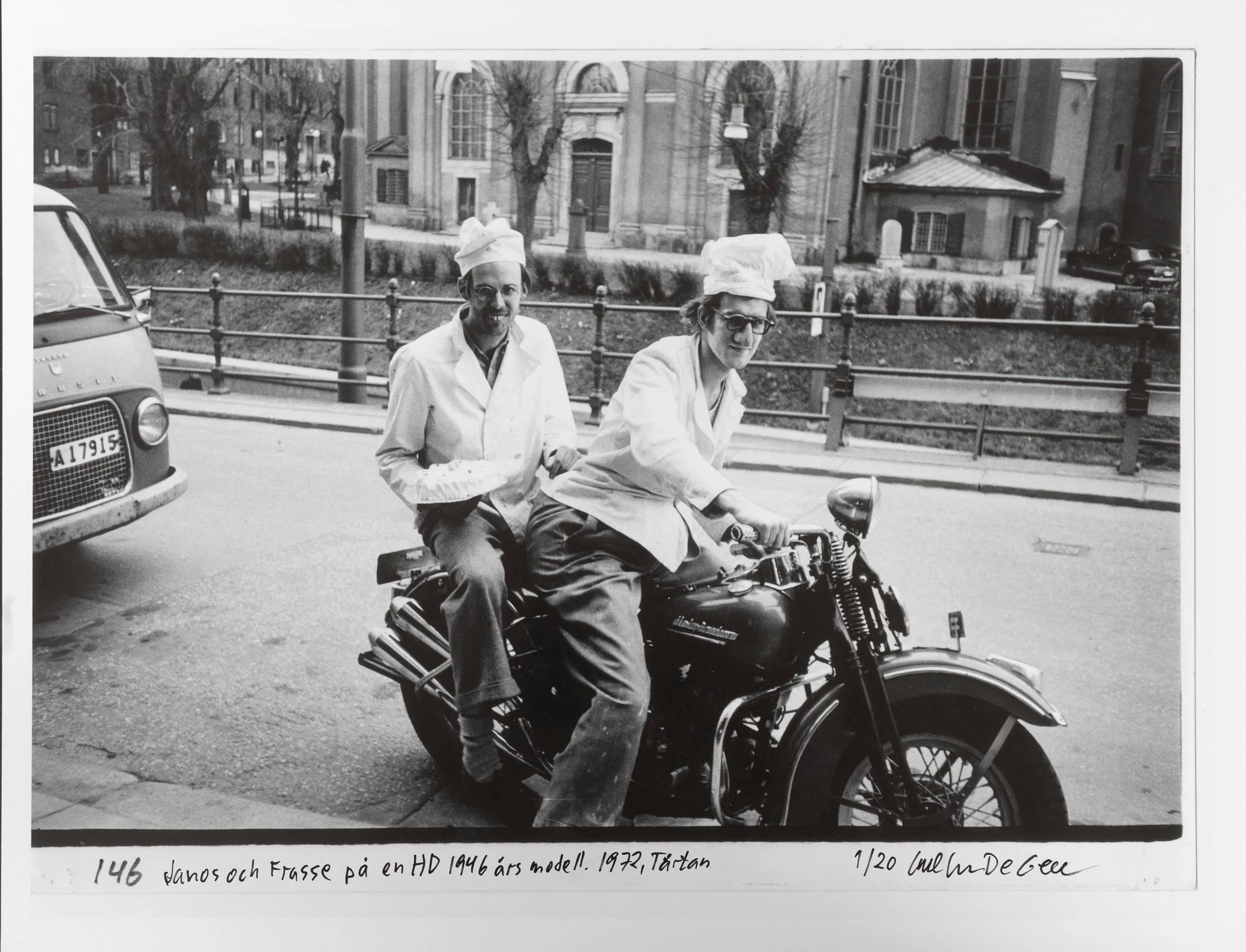 Carl Johan De Geer, "Janos och Frasse på en HD 1946 års modell. 1972, Tårtan". — Konst/Fotografi — Bukowskis