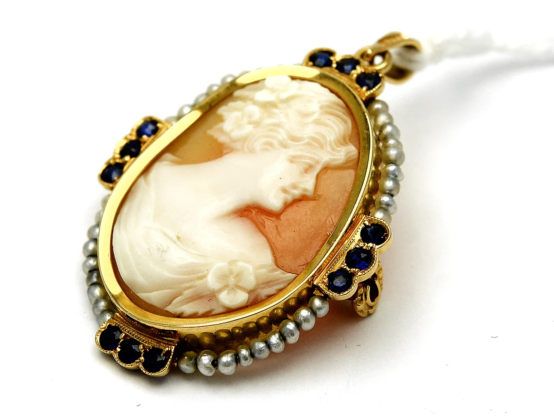 Brosch/hänge 18K, 6,5g, camé, med odlade pärlor och stenar — Smycken/Brosch — Kaplans