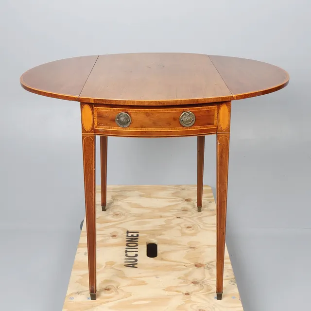 GEORGE III MAHOGANY AND SATINWOOD PEMBROKE TABLE.
