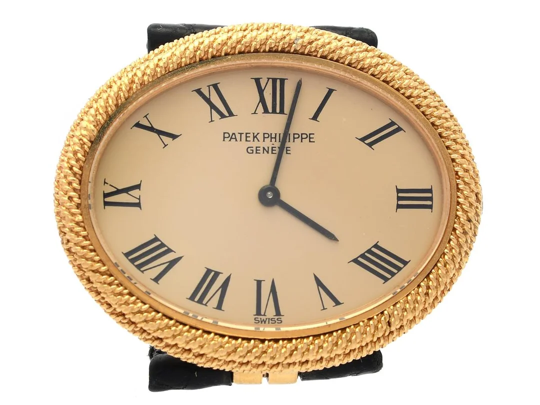 PATEK PHILIPPE, damur, 31 x 26 mm, Cal 16-250, Serie nr. 1276915, Ref nr. 4290, Boett nr. 2762472, 18K guld, manuell, safirglas, integrerat läderband, originalspänne i 18K guld, ca 1975. — Klockor/Patek Philippe — Kaplans