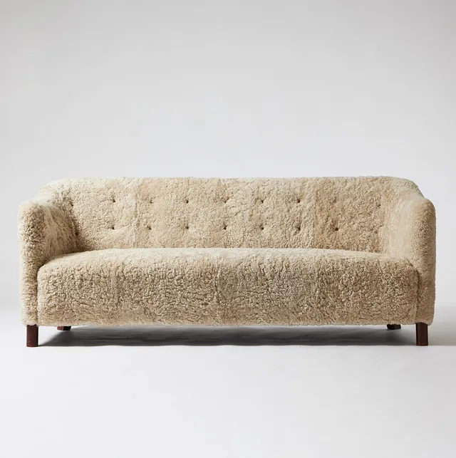 MOGENS LASSEN. TILLSKRIVEN. Soffa, Danmark, 1940-tal, ben i betsad bok, klädda i fårskinn, ryggen pch armlän med klädda knappar.