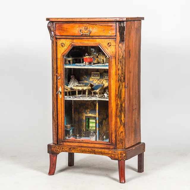 DOLLHOUSE COMPLETE WITH INTERIOR, 19th century, height 103 cm.