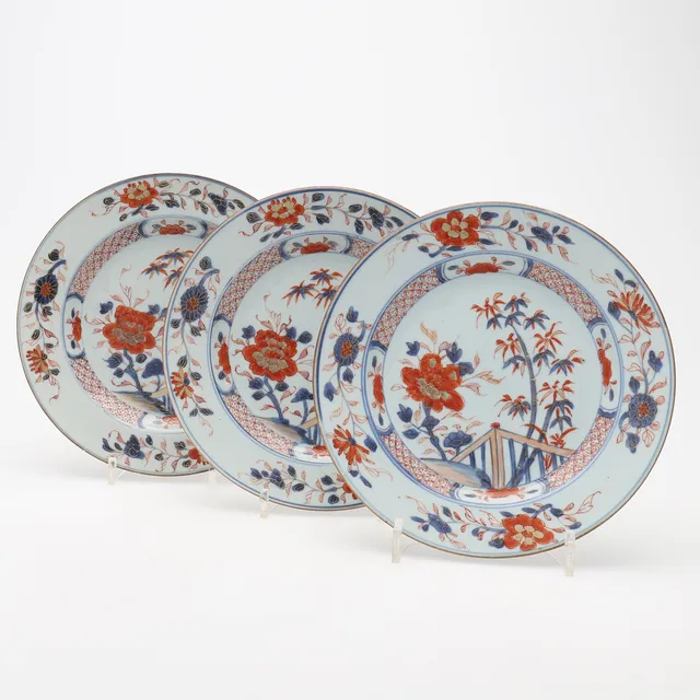 TALLRIKAR, TRE STYCKEN, IMARI, KINA 1700-TALET.