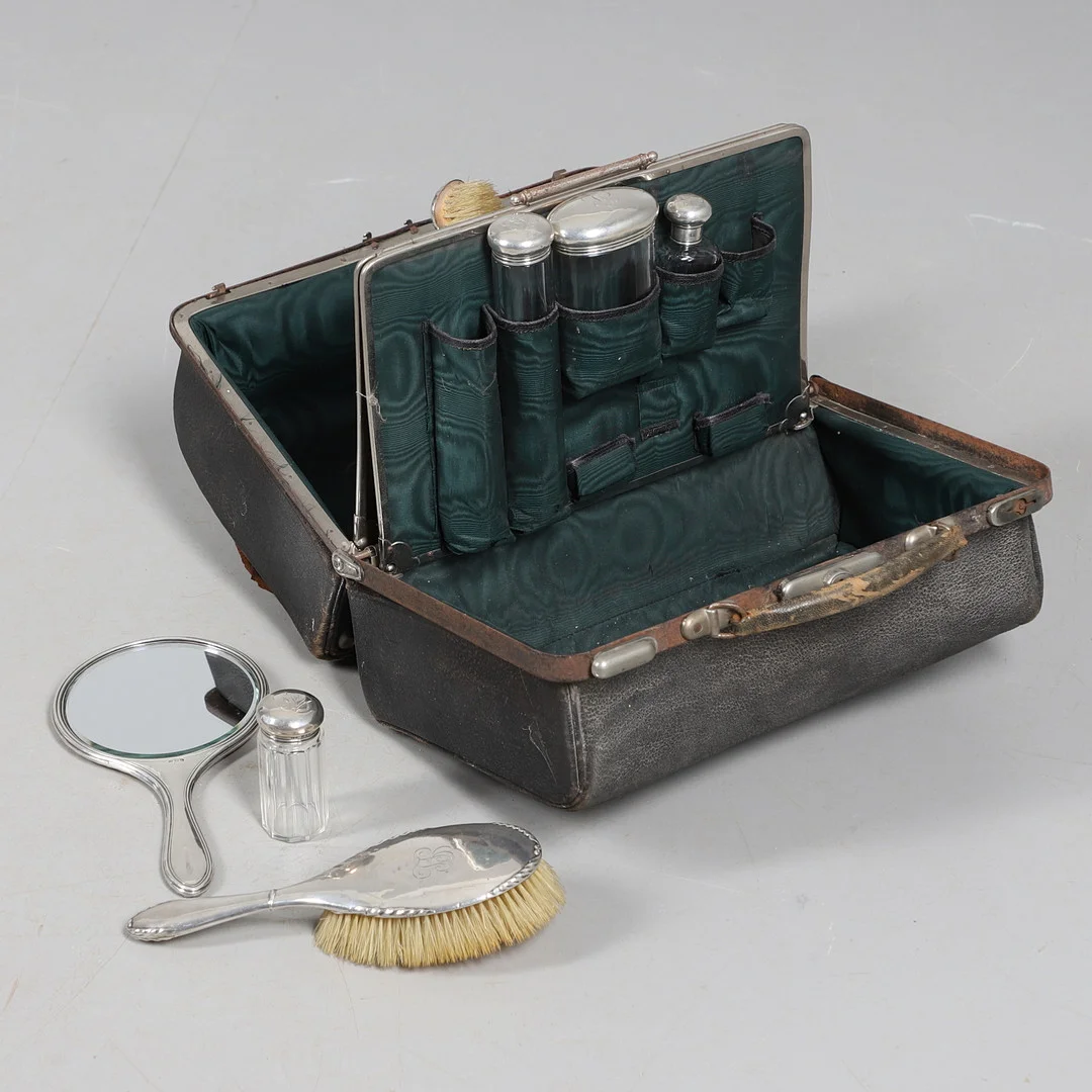 GLADSTONE BAG WITH SILVER TOP JARS & BRUSHES. — Silver — Lawrences Auctioneers