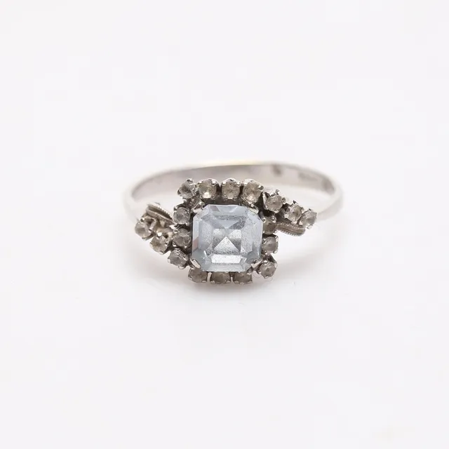 RING, vitguld, 18K med syntetiska stenar, total vikt ca. 2,5 gram.