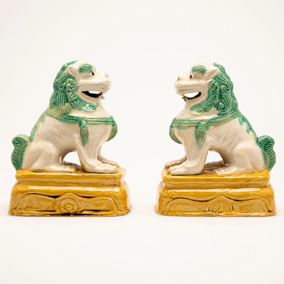 Zwei Skulpturen / Figuren, Foo-Dogs / Wächterlöwen, Keramik, China, 20. Jahrhundert (2). — Asiatica — Stockholms Auktionsverk Köln