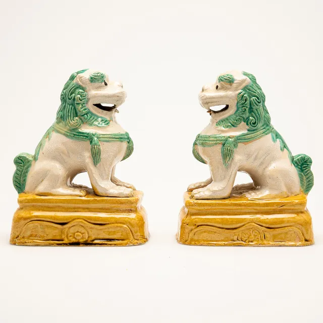 Zwei Skulpturen / Figuren, Foo-Dogs / Wächterlöwen, Keramik, China, 20. Jahrhundert (2).