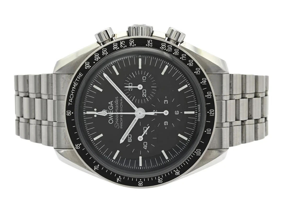 OMEGA, Speedmaster Professional, "Tachymètre", Master Chronometer, Cal 3861, Verk nr. 84155969, Serie nr. 84155969, PIC nr. 310.30.42.50.01.001, Boett nr. STZ013331, kronograf, herrur, 42 mm, stål, manuell (Co-Axial), plexiglas, originallänk, viklås, Ref nr. STZ013899/III 50, ca 2023. — Klockor/Omega — Kaplans