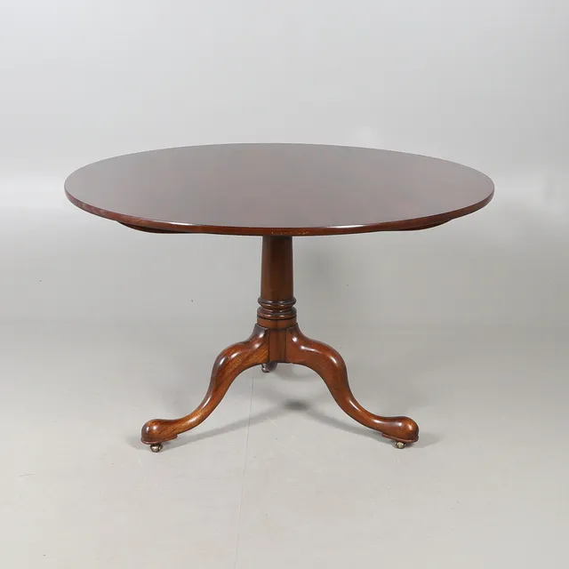 A CIRCULAR MAHOGANY TILT TOP BREAKFAST TABLE.