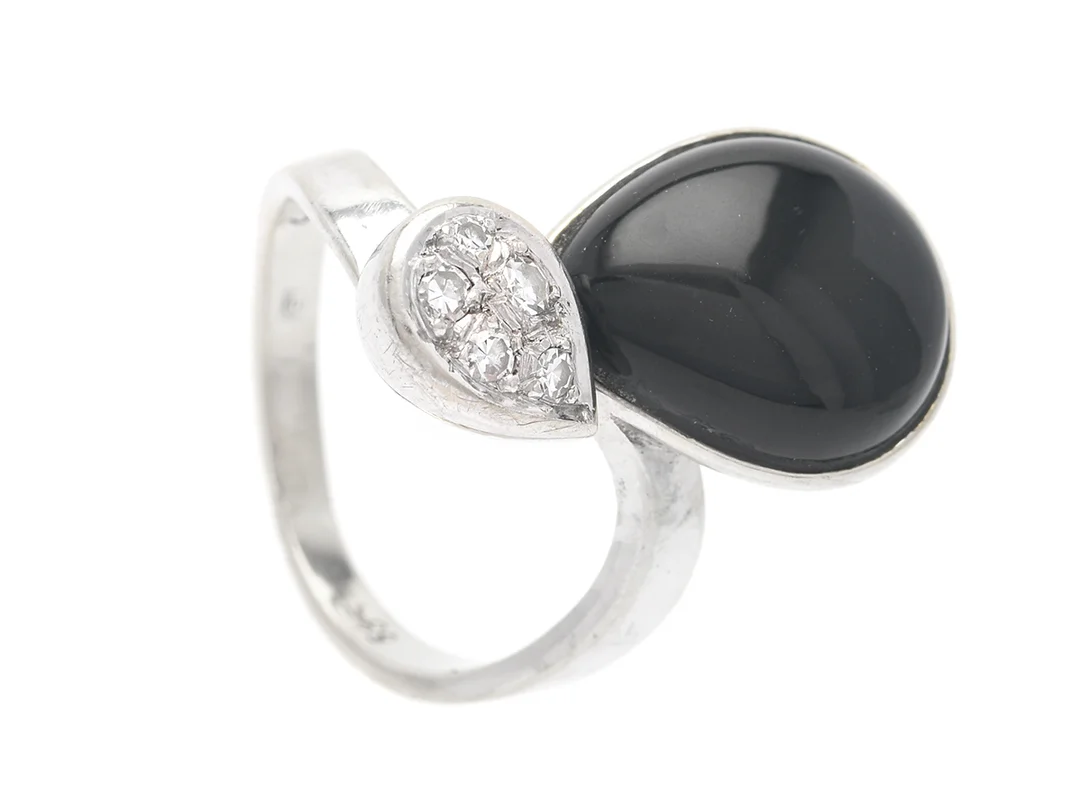 RING, 14K vitguld, cabochonslipad onyx, 5 åttkantslipade diamanter ca 0,10 ctv, ca W(H)/VS, stl 16,25 mm, vikt 6,4 g. — Smycken/Ring — Kaplans