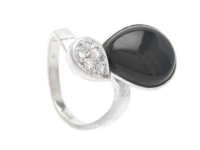 RING, 14K vitguld, cabochonslipad onyx, 5 åttkantslipade diamanter ca 0,10 ctv, ca W(H)/VS, stl 16,25 mm, vikt 6,4 g.