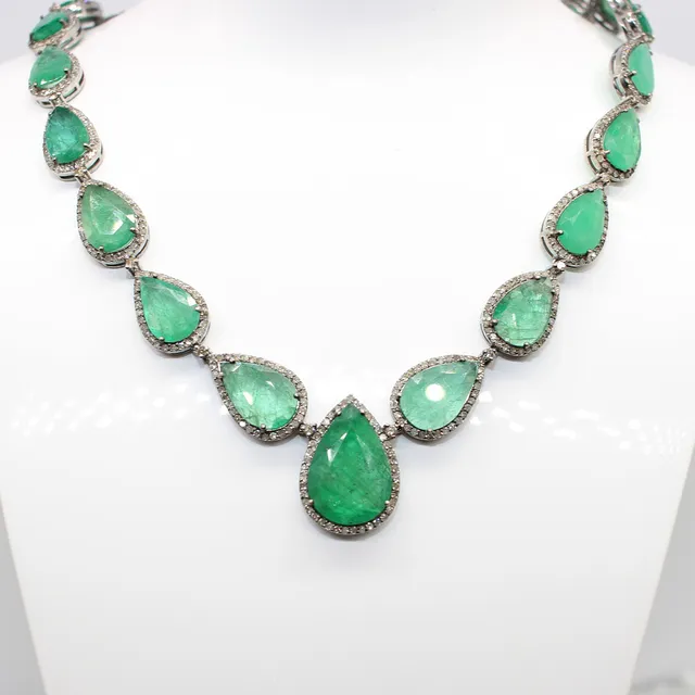EMERALD NECKLACE & EARRING SUITE.